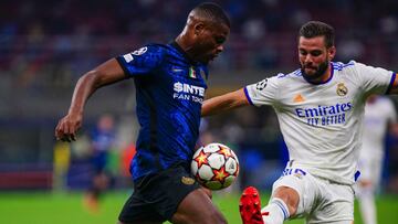 Denzel Dumfries y Nacho, en partido entre el Inter y el Madrid.