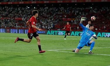 Ocasión clarísima de Abde que sacó Carvajal bajo palos.