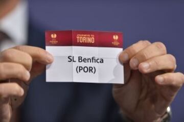 El embajador de la final de Turín, el ex internacional italiano Ciro Ferrera sostiene la tarjeta del club de fútbol Benfica durante el sorteo de los cuartos de final de la UEFA Europa League en la sede de la UEFA en Nyon