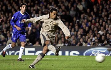 Ronaldinho recibe un pase en la frontal del área, amaga y manda un balón cruzado a la red sin carrerilla. Este gol al Chelsea le valía al Barcelona  para clasificarse para los cuartos de final de la Champions League.