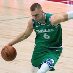 Porzingis alza la mano para ayudar a Doncic y funciona