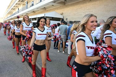 Las porristas de los Houston Texans tuvieron un toque local en el Drivers' Parade en Austin.