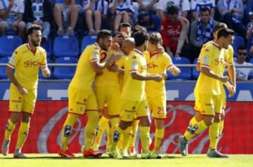 Antonio Sanabria celebra con sus compañeros el primer gol marcado ante el Deportivo.