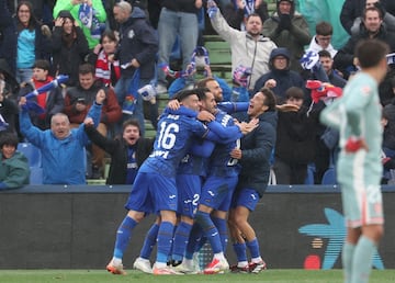 Los futbolistas del Getafe celebran el segundo gol de Mauro Arambarri.