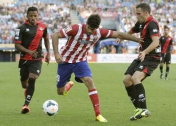 Liga Bbva. Atlético de Madrid - Rayo Vallecano. Diego Costa entre Bangoura y Nacho.