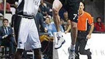 <b>ESPEJISMO.</B> Angulo anota ante Dial. Lo habitual ayer fue lo contrario.