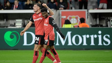 Granit Xhaka (izquierda) celebra con el mediocampista ingl¨¦s del Bayer Leverkusen, Nathan Tella (derecha), despu¨¦s de anotar el quinto gol (5-2) durante el partido de la primera divisi¨®n de la Bundesliga alemana entre el Bayer Leverkusen y el Heidenheim en Leverkusen.