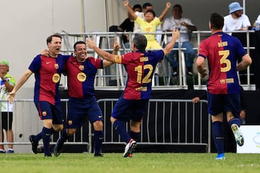 Jugadores de Barcelona celebran un gol durante el Clásico de Leyendas en Puerto Rico entre Real Madrid y Barcelona en el Estadio Juan Ramón Loubriel​ en Bayamón.