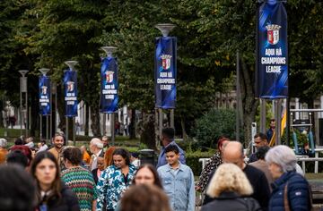 Las farolas de la Plaza de la República de Braga, engalanadas con banderolas con el lema "Aquí hay Champions League".