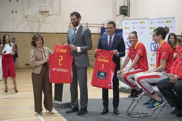 El presidente del Gobierno Pedro Sánchez, la Vicepresidenta Carmen Calvo  y el Presidente de la Federación Española de Baloncesto Jorge Garbajosa durante el acto de despedida.