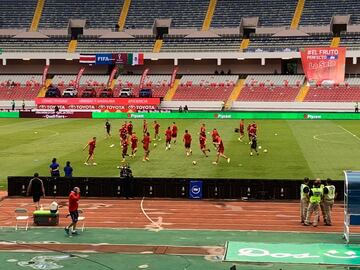 Los jugadores de Costa Rica durante el calentamiento en el Nacional