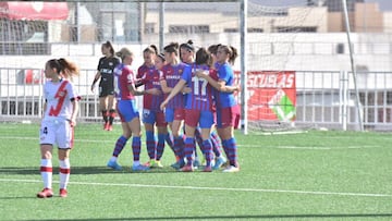 El Barcelona celebra uno de los goles en Vallecas.