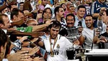 <b>REMONTADA HISTÓRICA. </b>Raúl recogió una Supercopa que el Madrid conquistó con nueve al Valencia.