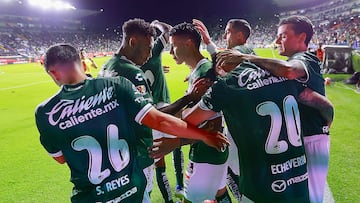 MEX3586. PUEBLA (MÉXICO), 23/09/2025.- James Rodríguez (c) de León celebra un gol este martes, durante un partido de la Liga MX entre León y Mazatlán en el estadio León, en Guanajuato (México). EFE/ Luis Ramírez