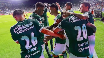 MEX3586. PUEBLA (MÉXICO), 23/09/2025.- James Rodríguez (c) de León celebra un gol este martes, durante un partido de la Liga MX entre León y Mazatlán en el estadio León, en Guanajuato (México). EFE/ Luis Ramírez