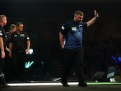 Cameron Menzies pierde por sorpresa y lo paga cortándose la mano tras pegarle puñetazos a una mesa