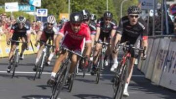 Sam Bennett ganó el sprint.