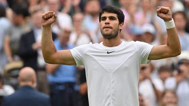 Carlos Alcaraz celebra su trabajada victoria sobre Nicolás Jarry en Wimbledon.