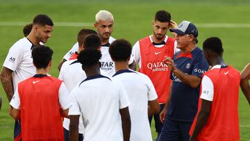 Christophe Galtier habla con sus jugadores en un entrenamiento del PSG