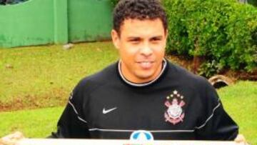 ÍDOLO DE MASAS. El delantero brasileño sigue siendo una gran estrella del fútbol internacional. En el partido de su equipo frente al palmeiras recibió una placa honorífica.