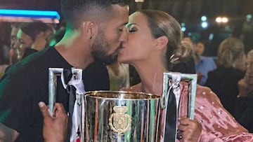 Ezequiel Garay y Tamara Gorro bes&aacute;ndose mientras sostienen la Copa del Rey conquistada por el Valencia en el 2019, a&ntilde;o del centenario del club.