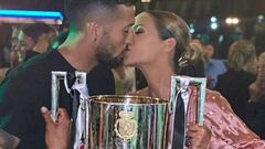 Ezequiel Garay y Tamara Gorro bes&aacute;ndose mientras sostienen la Copa del Rey conquistada por el Valencia en el 2019, a&ntilde;o del centenario del club.