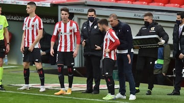 Garitano habla con Unai L&oacute;pez antes de salir ante la Real.