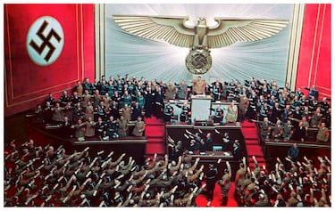 El 1 de septiembre de 1939, Alemania invadió Polonia, desatando la Segunda Guerra Mundial.
Dos días después, Reino Unido y Francia declararon la guerra a Alemania.
El conflicto se expandió rápidamente por Europa y otras regiones del mundo.
Fue el inicio de una guerra global que duraría seis años y cambiaría la historia.