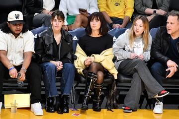 La cantante espa?ola nacida en San Clemente de Llobregat, Aitana Oca?a, disfrutando del duelo entre los Angeles Lakers y los Chicago Bulls.