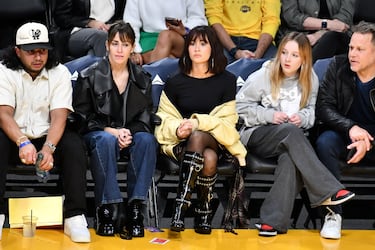 La cantante española nacida en San Clemente de Llobregat, Aitana Ocaña, disfrutando del duelo entre los Angeles Lakers y los Chicago Bulls.