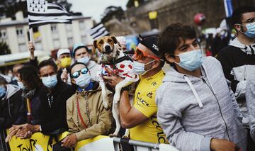 Seguidores del Tour de Francia disfrutando de la primera etapa. 