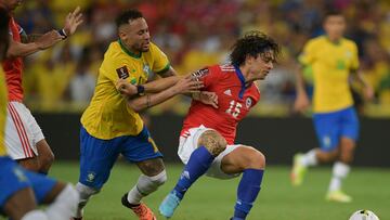 Brazil's Neymar (L) and Chile's Joaquin Montecinos vie for the ball during their South American qualification football match for the FIFA World Cup Qatar 2022 at Maracana Stadium in Rio de Janeiro, Brazil, on March 24, 2022. (Photo by CARL DE SOUZA / AFP)