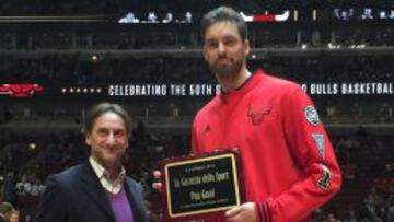 Pau Gasol recibe el premio de Massimo Lopes Pegna, corresponsal del diario italiano en Estados Unidos.