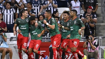 Jugadores de Rayados festejan un gol.