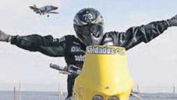 <b>PILOTO ALADO. </b>Puertas, en la base de San Javier con un caza detrás.