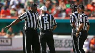Parlamento de los árbitros de la NFL durante un partido.