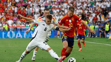 El delantero de España Dani Olmo (d) se escapa de Joshua Kimmich, de Alemania, durante el partido de cuartos de final de la Eurocopa entre España y Alemania, este viernes en Stuttgart.