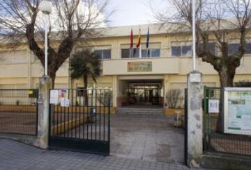 Manquillo recibió ayer a AS en su casa de Chinchón. Su colegio Hermanos Ortiz de Zárate