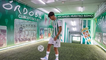 Salas da toques al balón