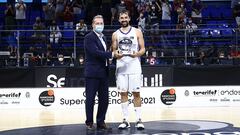 Sergio Llull, con el MVP de la Supercopa Endesa.