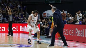 Sergio Llull y Pablo Laso celebran la racha del base ante el Valencia.