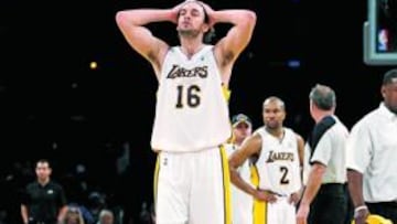 Con Pau en la pista, comenzaron a caer los objetos.