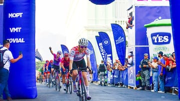 La ciclista española Usoa Ostolaza, del Laboral Kutxa Team, celebra su victoria en la última etapa del Tour de El Salvador.
