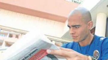 <b>ESTÁ AL DÍA.</b> Alexis se empapó de la actualidad levantinista por medio de las páginas de nuestro periódico.