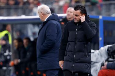 Xavi Hernández, entrenador del Barcelona, en la banda.