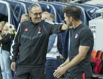 Saludo entre Diego Pablo Simeone y Sarri. 