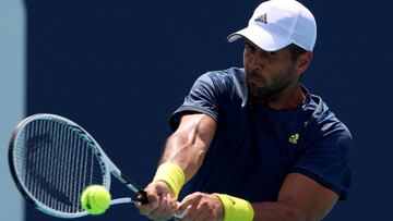 Fernando Verdasco devuelve una bola durante su partido ante Bjorn Fratangelo en el Masters 1.000 de Miami.