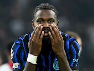 TOPSHOT - Inter Milan's French forward #09 Marcus Thuram celebrates scoring his team's second goal during the UEFA Champions League first round day 1 football match between Ajax Amsterdam and Inter Milan, at the Johan Cruijff ArenA in Amsterdam, on September 17, 2025. (Photo by NICOLAS TUCAT / AFP)