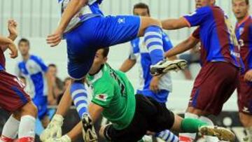 <b>COLOSAL. </b>Olmo cabecea en el segundo palo un balón que significó el segundo tanto del Sabadell ante el Huesca.