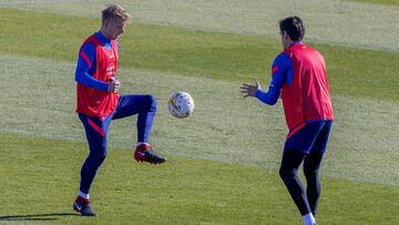 Wass y Savic en el entrenamiento del Atlético